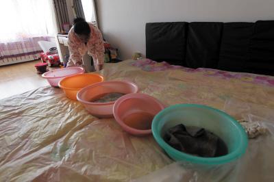 龙华楼上漏水，住户失联，小区没物管，业主维权难！律师来支招……